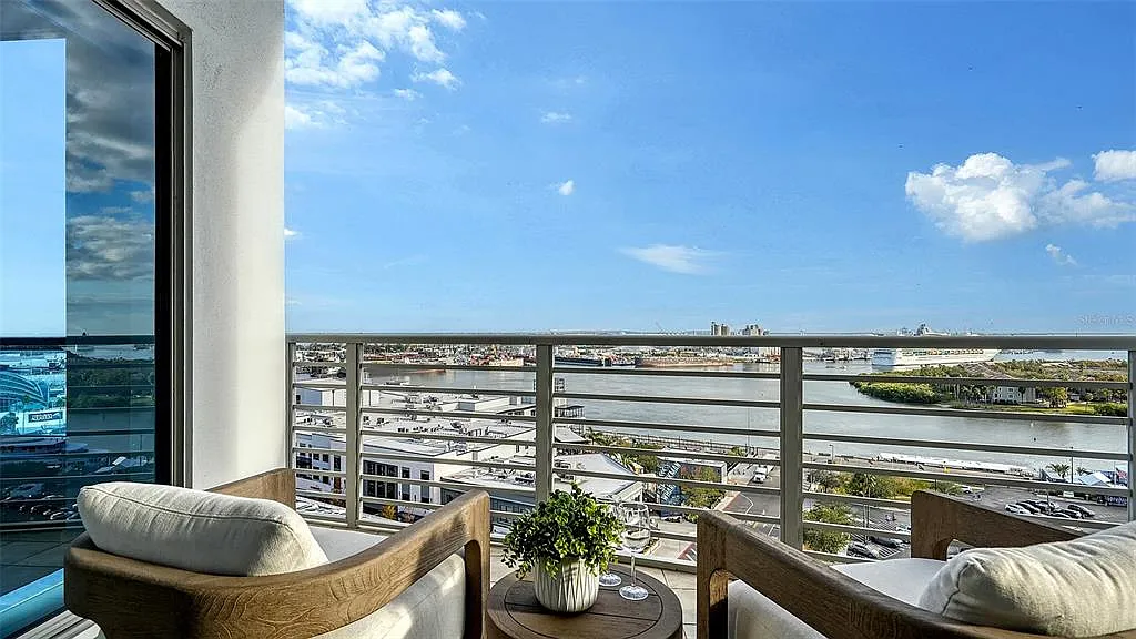 2 bed, 2.5 bath, 1571 sqft, $7,000 — Photo 2