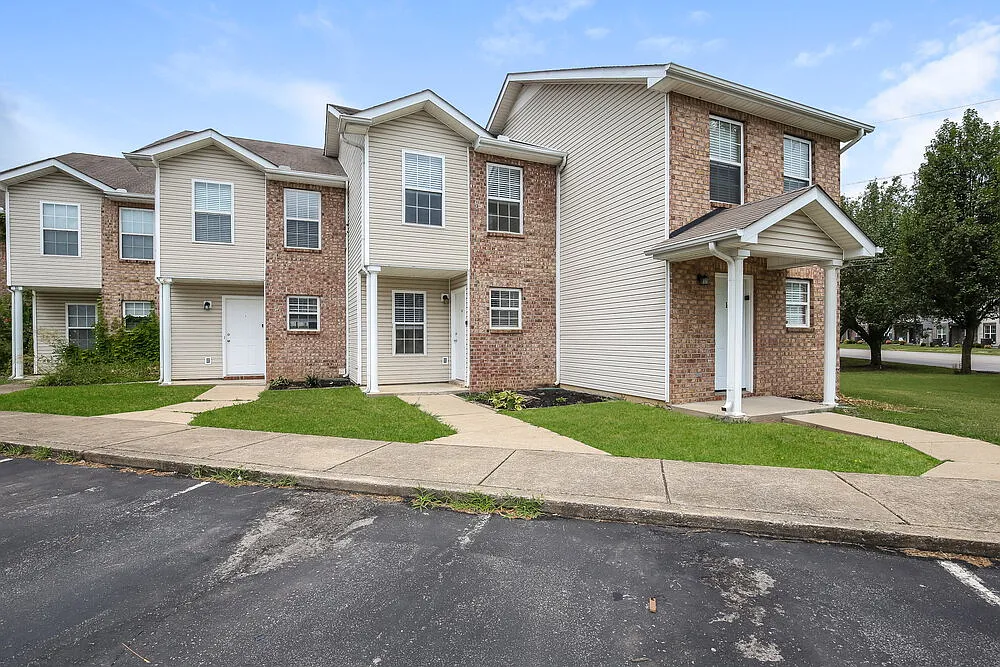 2 bed, 1.5 bath, 910 sqft, $1,565 — Photo 1