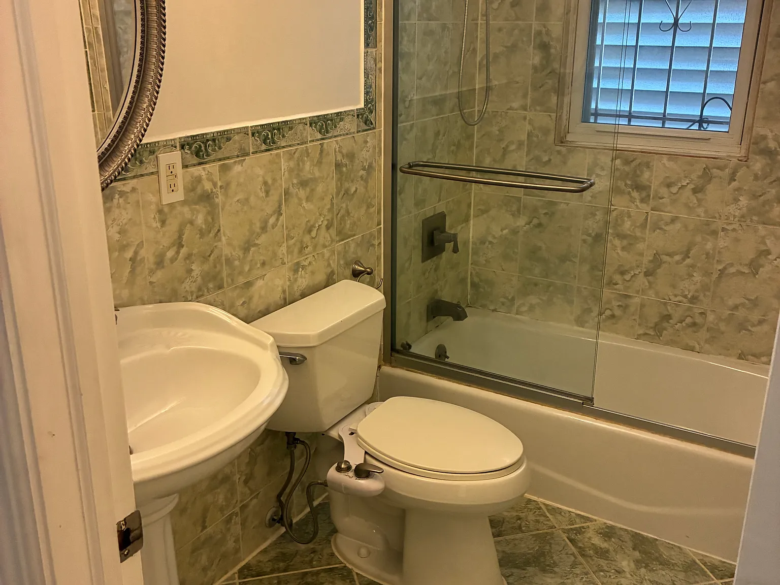 3 bed, 1300 sqft, $2,300 — Photo 2