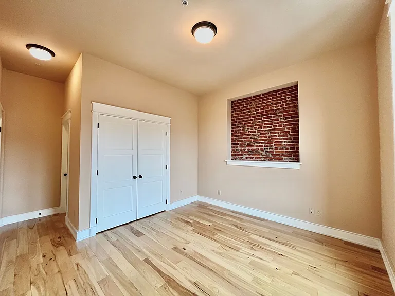 400 N Main St — Photo 24
