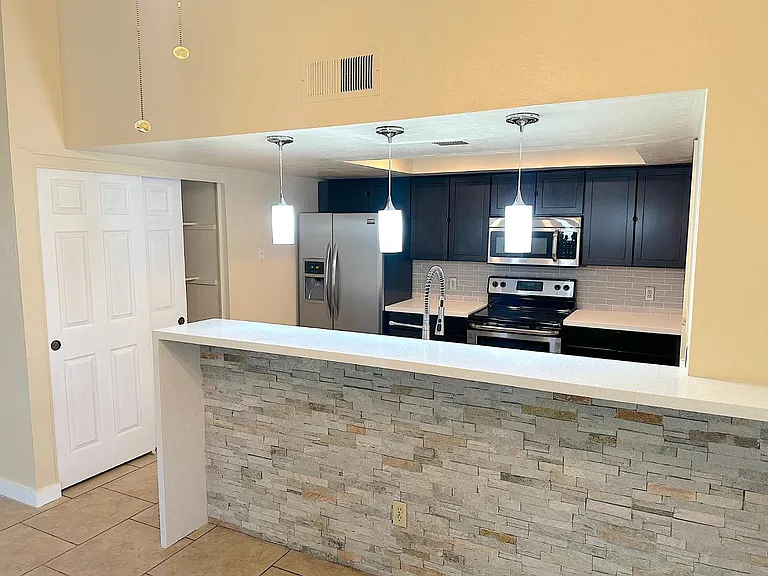 2208 E Farmdale Ave — Photo 6