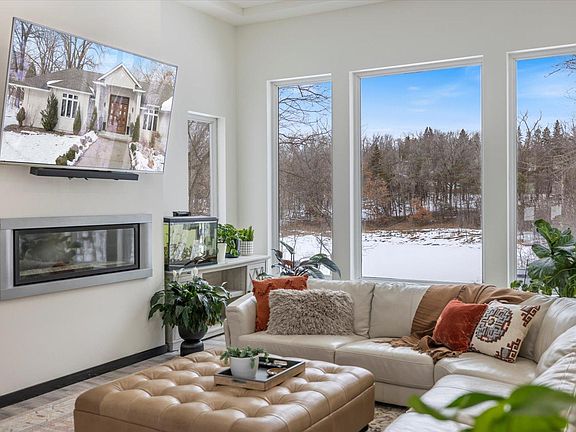 5th image of 925 Cliff Rd