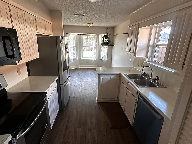 2724 Southpark Ln — Photo 16