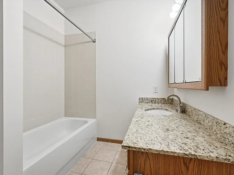 Crown Villa Apartments — Photo 31
