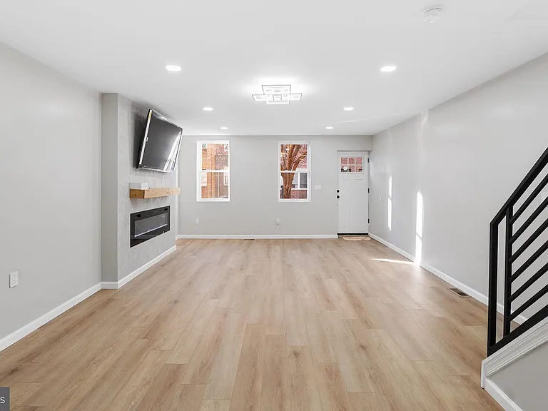 1203 Moore St — Photo 10