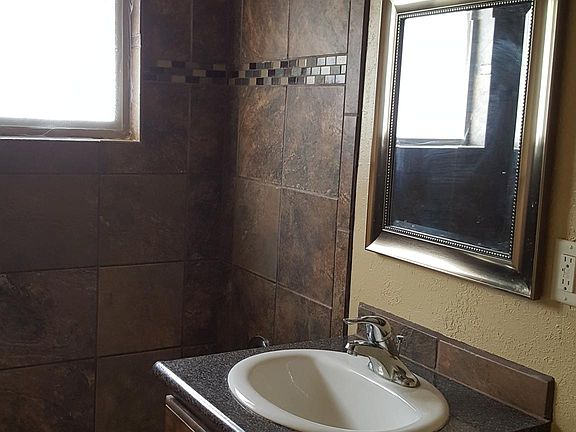 3rd image of 1404 Thomas Dr