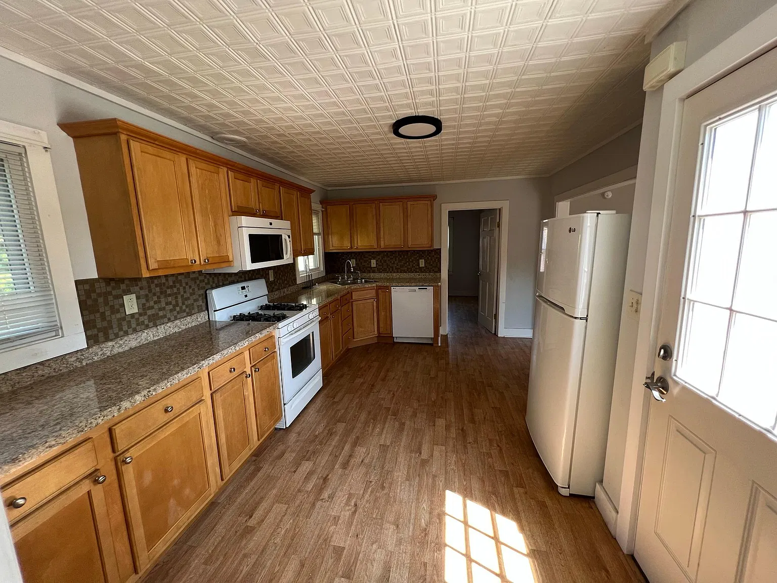 2 bed, 1.5 bath, 1000 sqft, $1,650 — Photo 3