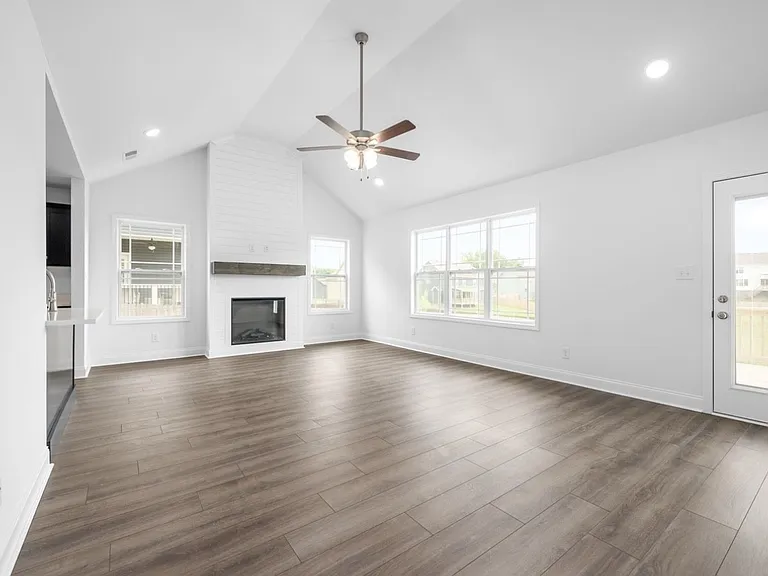 1360 Harmon Ln — Photo 5
