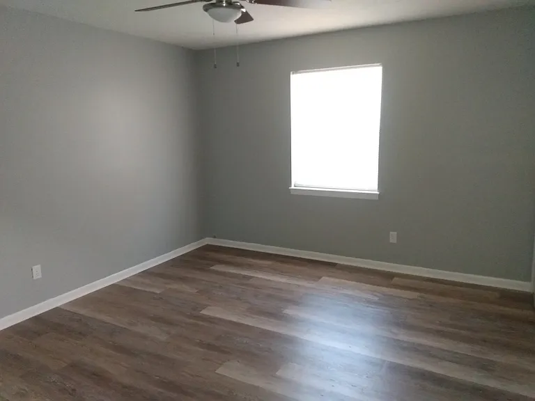 235 W Poplar St — Photo 20