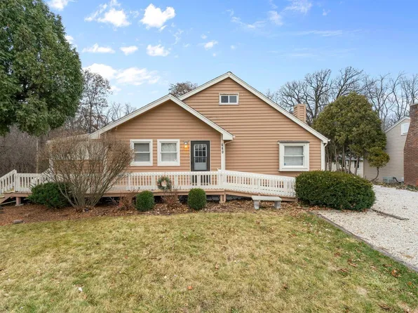 440 Knoll St, Wheaton, IL 60187