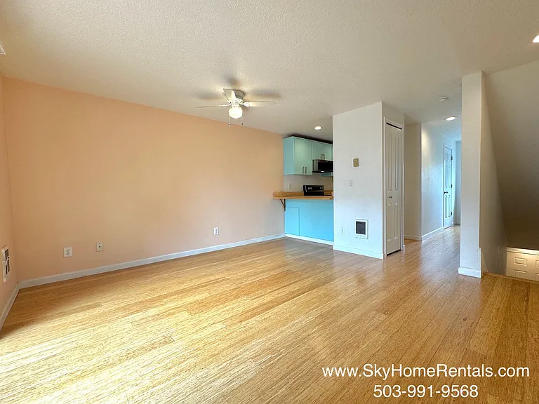 2160 Maplewood Dr S — Photo 2