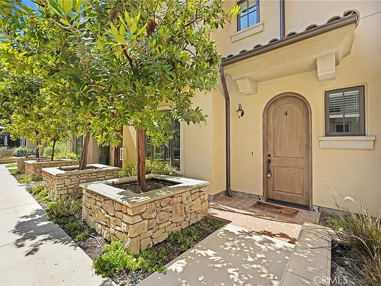 158 S Sierra Madre Blvd #4 — Photo 2