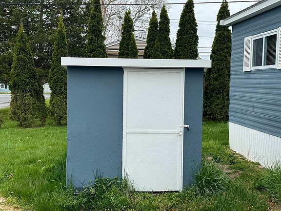 3rd image of 4 Mayflower Ave