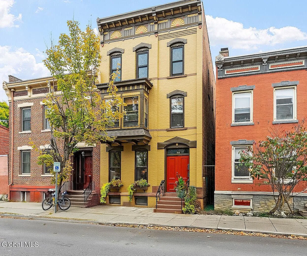 1 bed, 1000 sqft, $1,300 — Photo 1