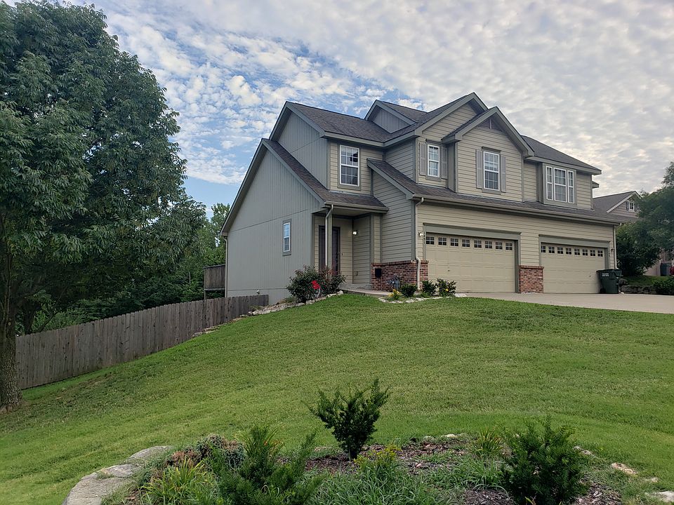 Front of duplex. 1491 on left and 1489 on right.