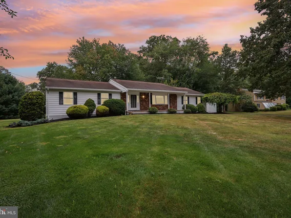 15 Christina Ln, Robbinsville, NJ 08691