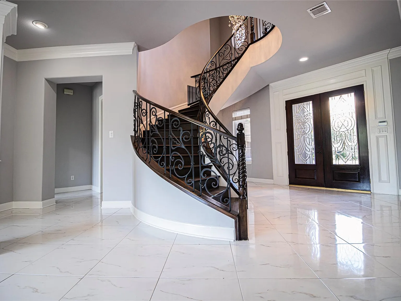 6 bed, 5.5 bath, 5073 sqft, $9,000 — Photo 3