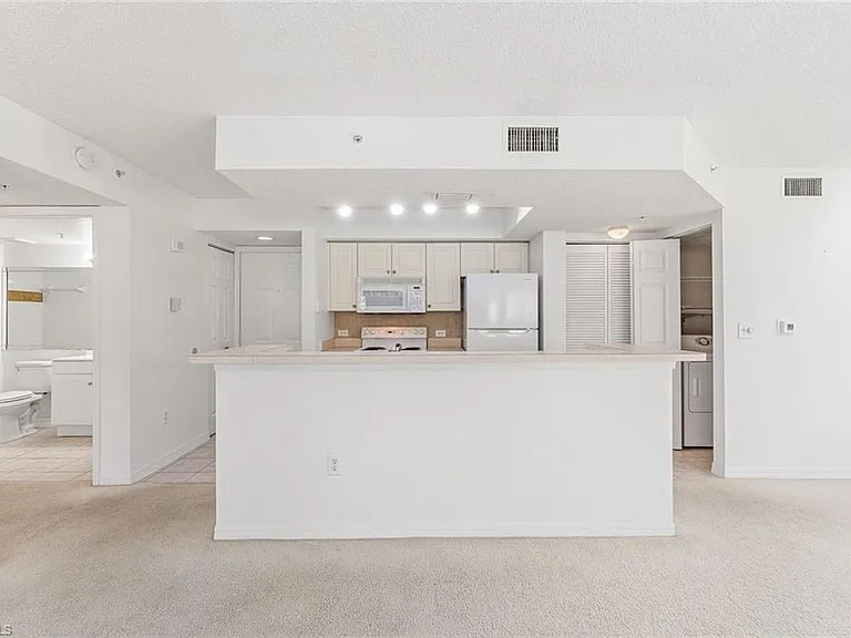 8920 Colonnades Ct E #518 — Photo 5
