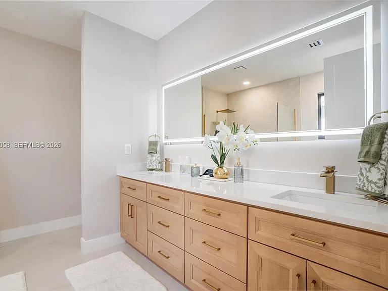 701 SW 17th St — Photo 54