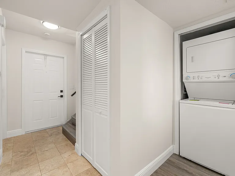 142 Mango Dr — Photo 6