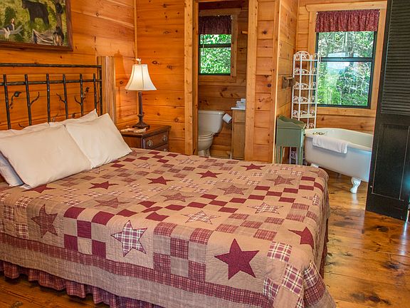 Upstairs Loft w/ Unique Tub