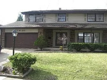 17W463 Waltham Pl photo 1