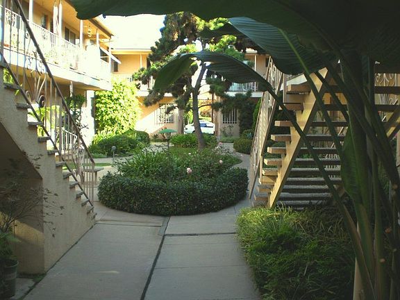 2030/2036 E 3rd Courtyard looking toward front from alley