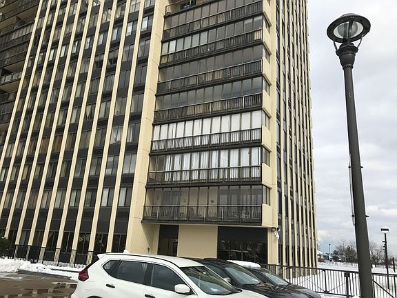 3rd image of 300 Winston Dr APT 122