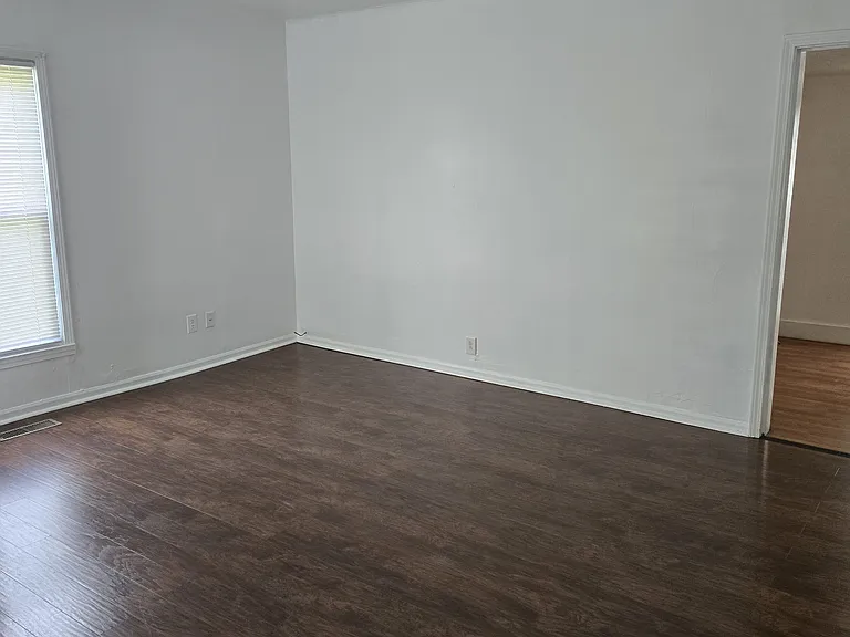 227 N Gladstone Ave — Photo 2