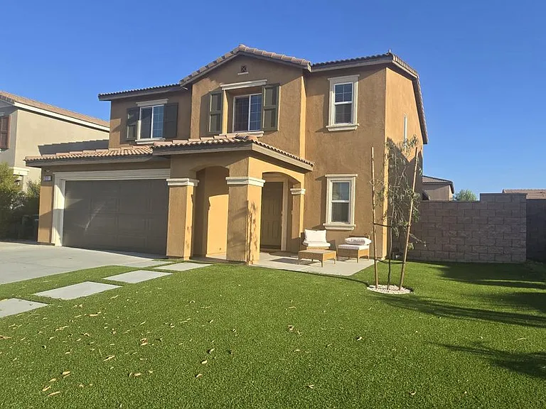 1231 Memorial Ave — Photo 2