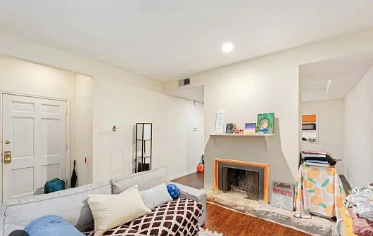 2 bed, 1100 sqft, $2,200 — Photo 2