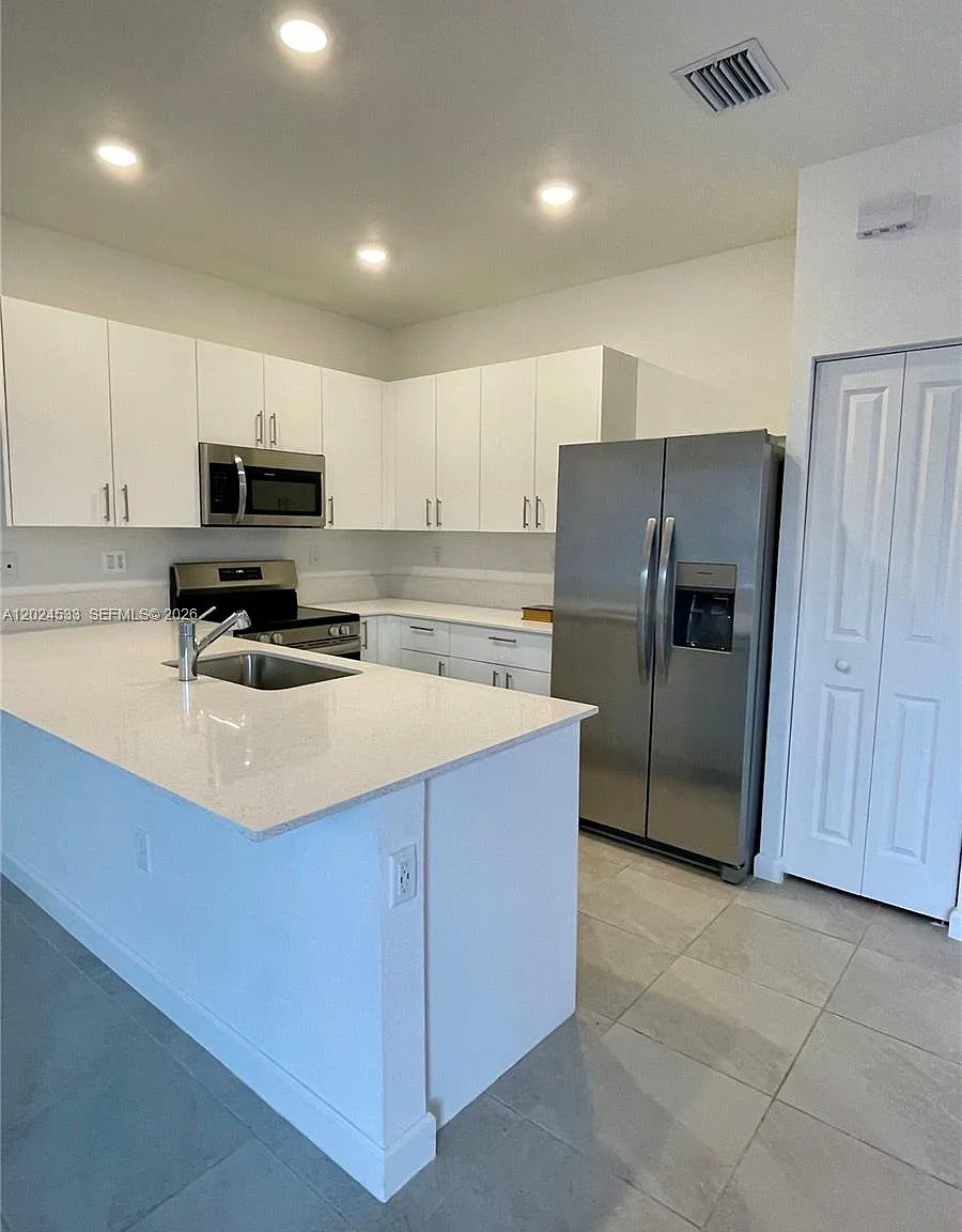 3 bed, 3.5 bath, 1694 sqft, $2,700 — Photo 2