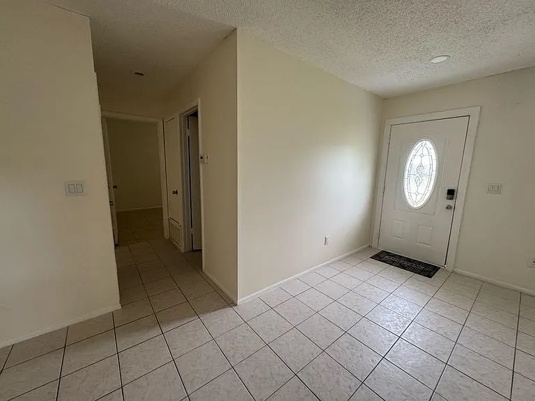 738 SW Ravenswood Ln — Photo 5