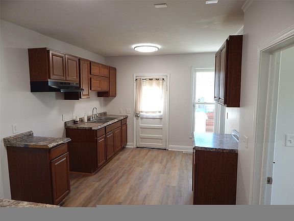 4th image of 2711 Cherry St