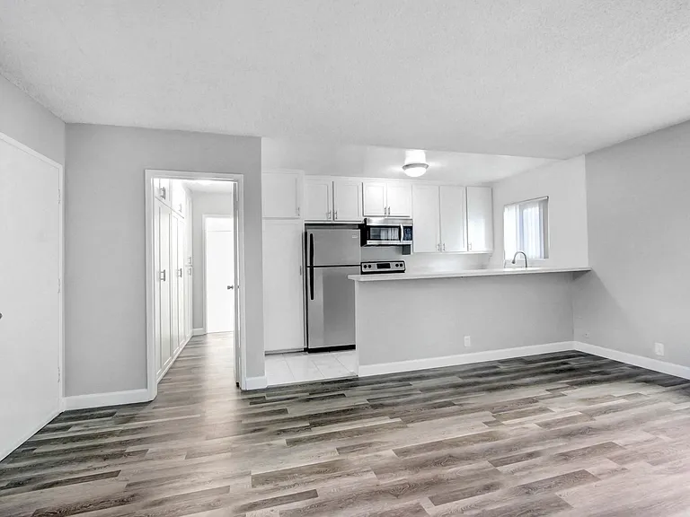 Country Club Apartments — Photo 13