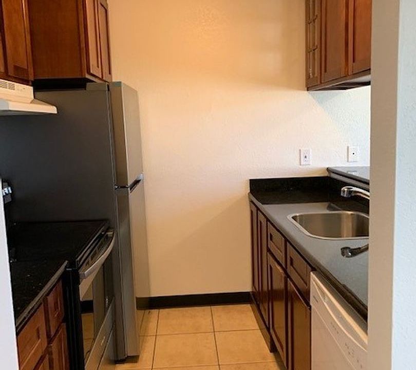 1st image of 3116 Lake Dr APT 4