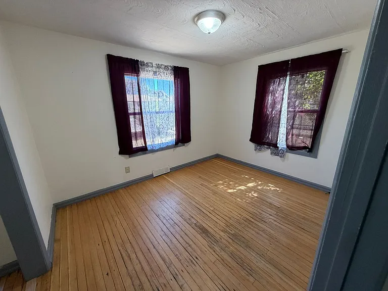 1902 E Garfield St — Photo 5