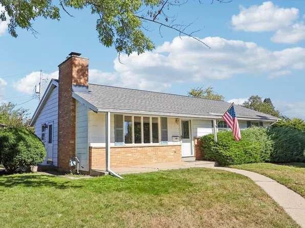 420 Sonya DRIVE, Waukesha, WI 53188
