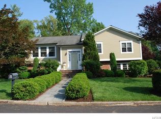 60 Pondview Ln, New Rochelle, NY 10804
