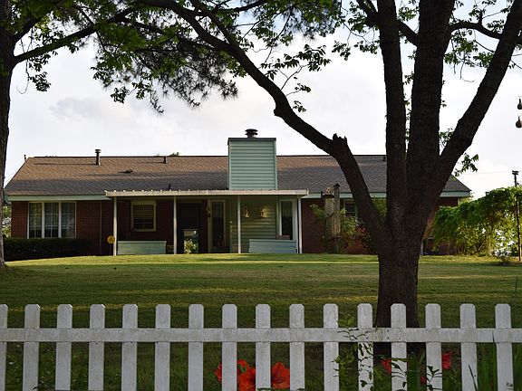 Garden View: Raised bed garden, pecan tree, fig tree, scuppe