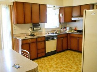 28449 Tapert Dr, Southfield, MI 48076