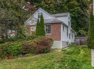 29 Roosevelt Dr, Valhalla, NY 10595