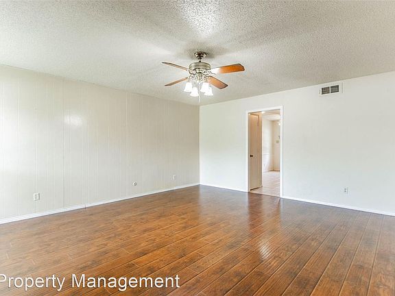 5th image of 2403 Lakeview Cir