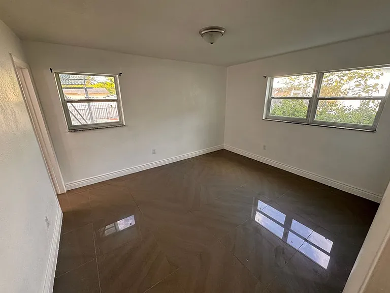 961 NW 200th St — Photo 3