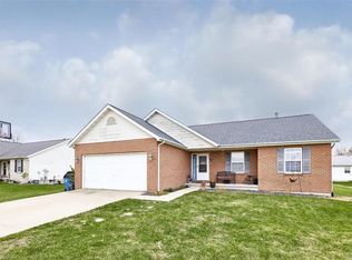 90 Quail Dr E, Highland, IL 62249