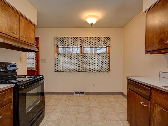 5th image of 249 E Plum St