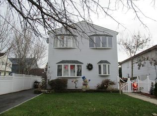 13 W Neptune Ave, Lindenhurst, NY 11757