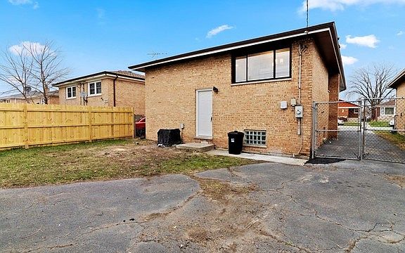 4th image of 390 Hoxie Ave
