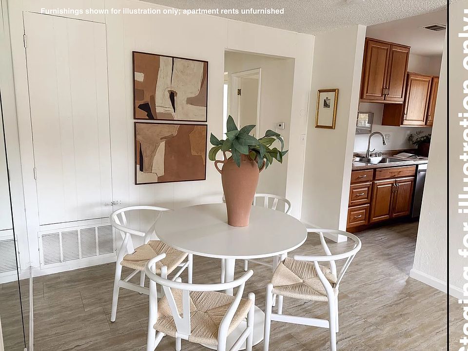 Dining room (staged)
