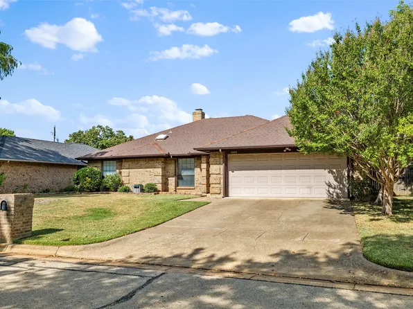 2009 Turf Club Dr, Arlington, TX 76017